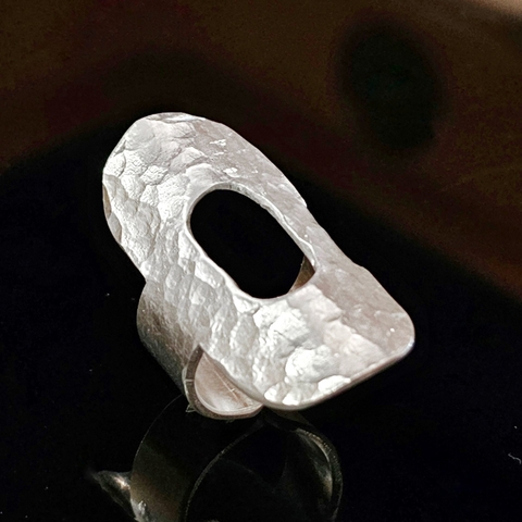 Anillo ESCUDO Calado Martele - comprar online