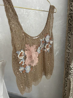 Musculosa de encaje con bordado floral - comprar online