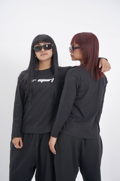 Camiseta Over Logo Cap Negra PRE VENTA - comprar online