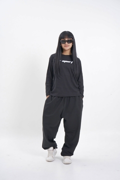 Camiseta Over Logo Cap Negra PRE VENTA - VR