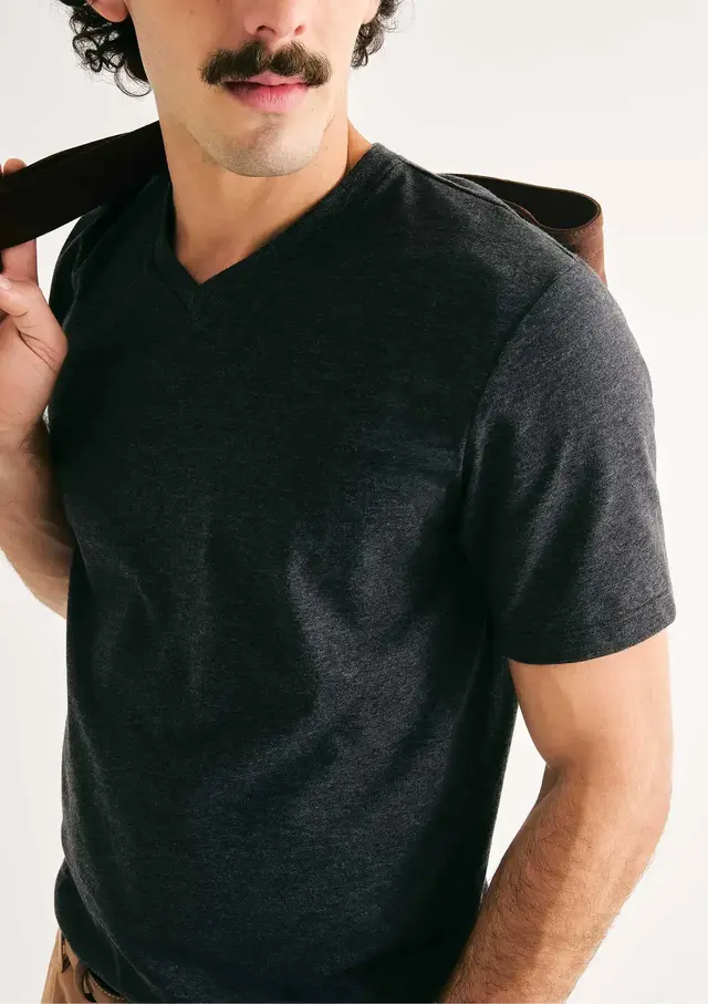 Remera manga corta básica world cuello en v de color negro — imagen 3