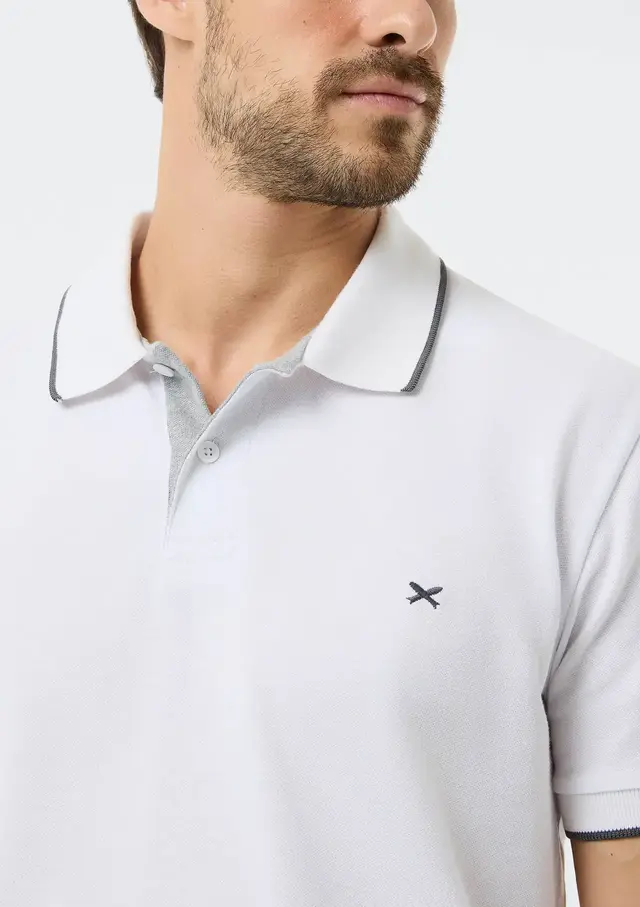 Polo básica de piqué con bordado Hering off white