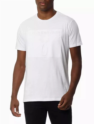 Camiseta MC CKJ Calvin Klein Jeans Masc Ômega Embossed - Branco - CM2OC01TC267-0900