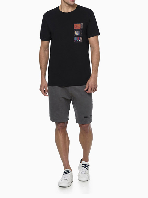 Camiseta Calvin Klein Masculina TV Screens Preta - CM3OC01TC833-0987 na internet