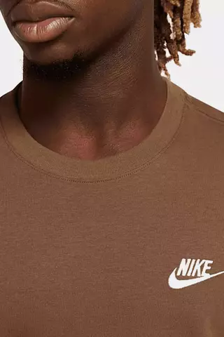 Camiseta Nike Sportswear Club Marrom Masculina AR4997-281