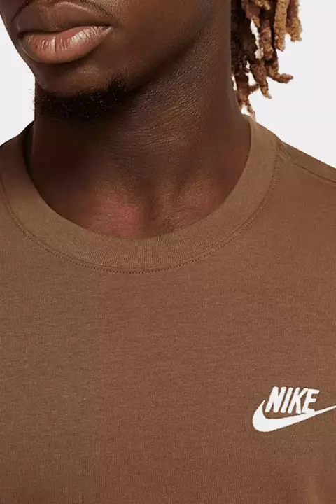 Camiseta Nike Sportswear Club Marrom Masculina AR4997-281
