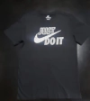 Camiseta Nike Just Do It Preto + Prata DM4196-010