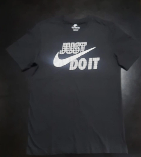 Camiseta Nike Just Do It Preto + Prata DM4196-010