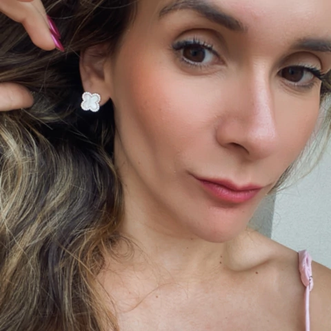 BRINCO NILDE FLOR PEQUENO DOURADO MADRE PÉROLA - comprar online