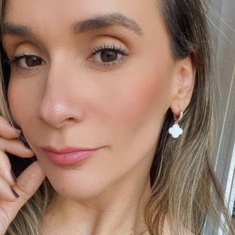 ARGOLINHA BRIGITE FLOR PEQUENA DOURADO MADRE PÉROLA - comprar online