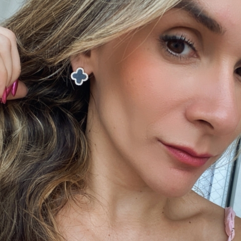 BRINCO NILDE FLOR PEQUENO DOURADO PRETO - comprar online
