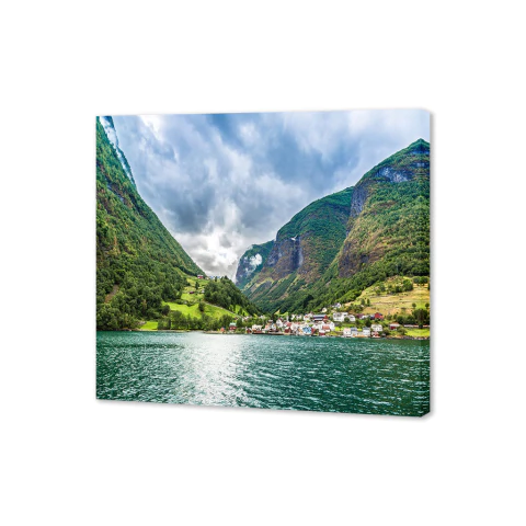 Pueblo a orillas del lago