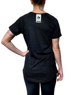 REMERA ALGODÓN NEGRA - ESSENTIALS MUJER en internet