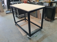 Mesa bancada industrial 110 x 60 x 90cm preta e compensado com rodas - Universalcases