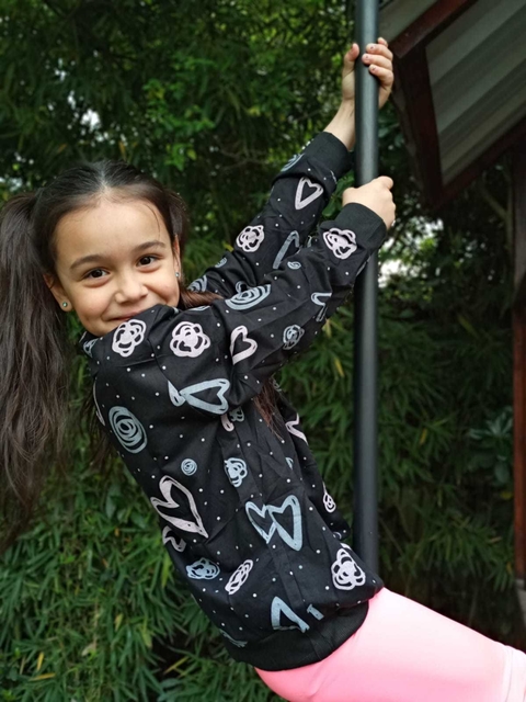 Buzo Engomado KIDS CORAZONES GARABATOS NEGRO