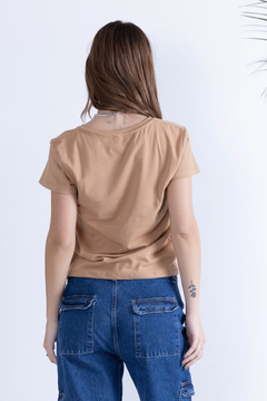 Remera basica escote V - tienda online