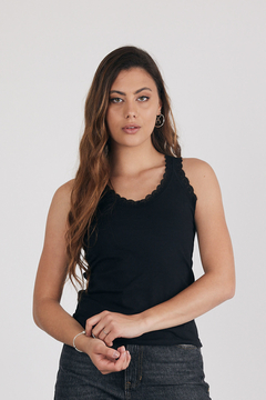 Imagen de musculosa puntilla