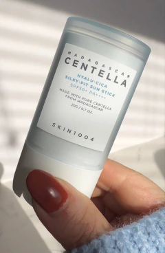 Protector Solar en Barra SKIN1004 Madagascar Centella Hyalu-Cica Silky-Fit Sun Stick SPF50+ PA++++ 20 g | Original - comprar online