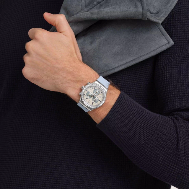 Reloj Swatch Irony Chrono Blueshift Glow YVS536 — imagen 4