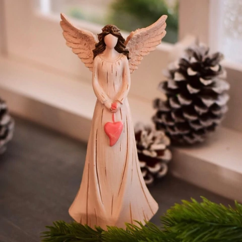 Anjo Sariel de 15 cm segurando um coração vermelho, com asas detalhadas e vestido longo em tom bege