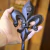 Gancho em ferro com design de flor de lis
