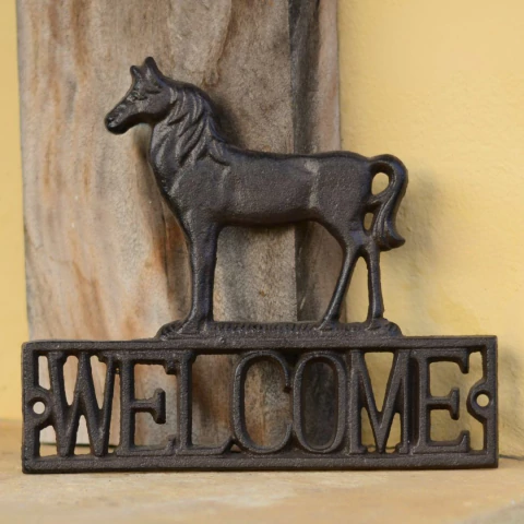 Placa decorativa de ferro no formato de cavalo com a palavra "Welcome" em estilo farmhouse