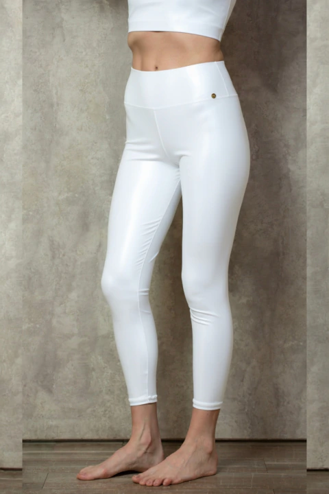 Detalle frontal de Calza Luxer White blanca de tiro alto Sidonia