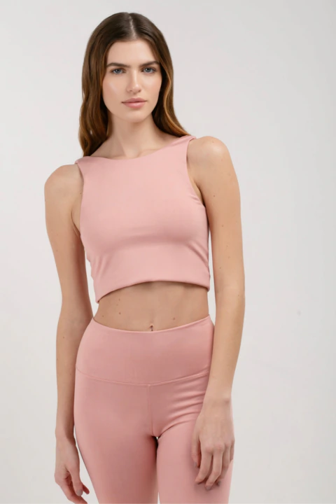 Top Poly Rosa Sidonia en modelo femenina, prenda activewear color rosa con diseño minimalista, calce cómodo y estilo deportivo urbano.