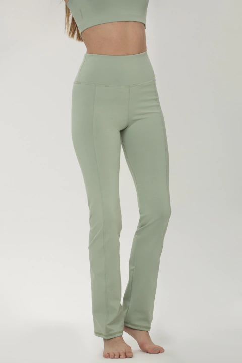 Calza larga recta, cintura alta, marca Sidonia. Ideal para yoga o pilates