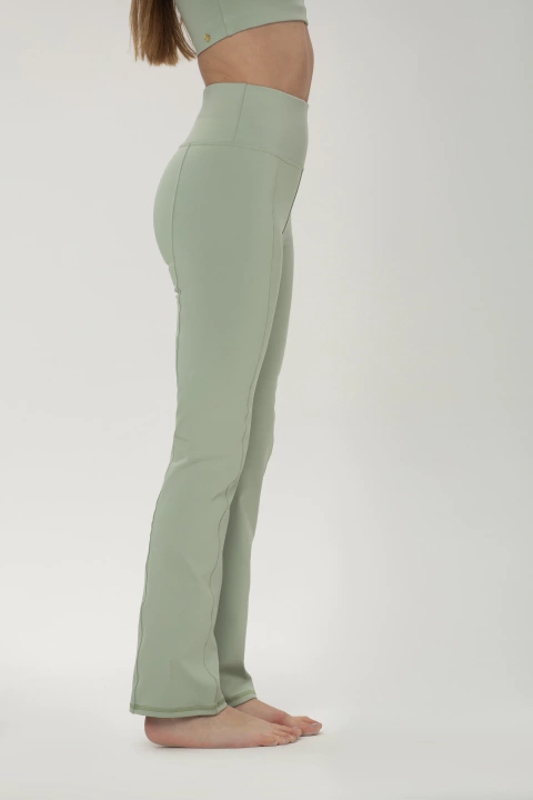 Calza larga recta, cintura alta, marca Sidonia. Ideal para yoga o pilates