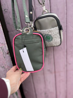 Porta Celular Buclé Verde Militar - comprar online