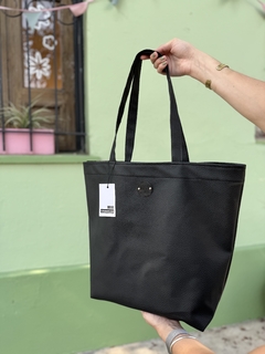 PREVENTA Tote Negro Ecocuero - comprar online
