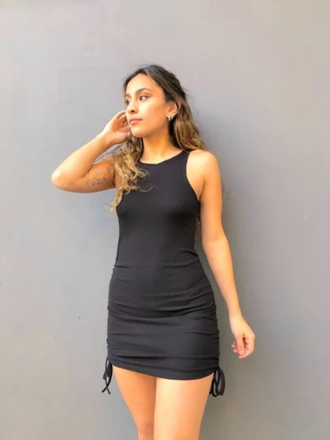 VESTIDO YAMI FRUNCE LATERAL