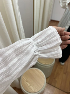 Camisa blanca con elástico en los puños - comprar online