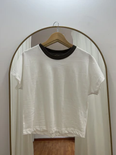 Remera de algodón lisa con cuello color - comprar online