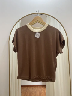 Remera de algodón lisa con cuello color en internet