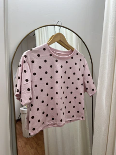 Remera de algodón rosa con lunares marrones