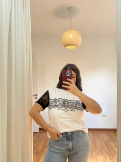 Remera de algodón con manga de encaje