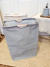 CESTO ROPA SUCIA IMPERMEABLE | GRIS Y MADERA | - comprar online