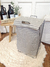 CESTO ROPA SUCIA CON TAPA | RAYADO GRIS Y METAL |