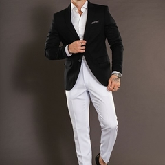 Blazer premium slim fit negro combinado con pantalones blancos, ideal para ocasiones formales.