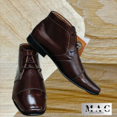 Botines de cuero premium en color caramelo, con un diseño elegante y detalles texturizados.