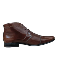 Botines premium de cuero en color caramelo, con diseño elegante y punta afinada.