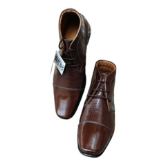 Botines de cuero color caramelo con detalles texturizados y cordones.