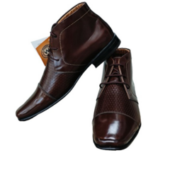 Botines de cuero color caramelo con diseño elegante y detalles texturizados.