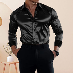 Camisa de satín negra para hombre, con un acabado brillante y elegante, combinada con pantalones oscuros.
