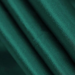 Primer plano de una tela de satín en color verde esmeralda, mostrando su textura suave y brillante.