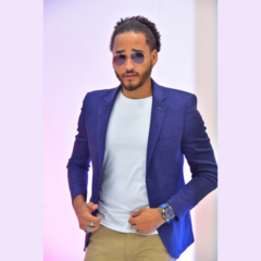 Modelo luciendo un blazer slim fit azul oscuro con coderas, camiseta blanca y pantalones claros.