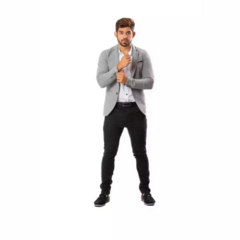 Hombre posando con un blazer sport slim fit gris, camisa blanca y pantalones negros.
