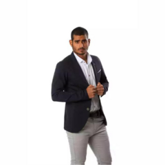 Hombre posando con blazer sport slim fit azul oscuro, camisa blanca y pantalones claros.